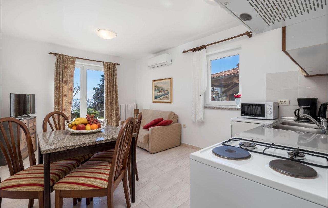 1 Bedroom Cozy Apartment In Ičići Exterior foto